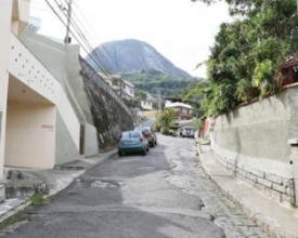 Moradores do Morro Santa Teresinha reivindicam asfalto e mais cuidados