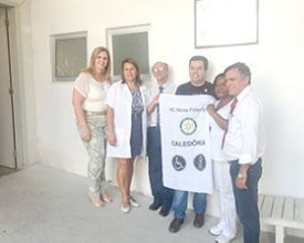 O governador distrital do Rotary visitou o Banco de Aleitamento Materno