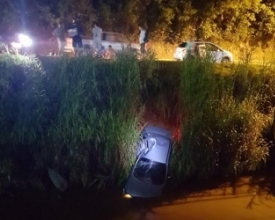 Após colisão, carro cai em rio entre Bairro Ypu e Ponte da Saudade