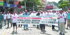 Bombeiros e policiais em caminhada