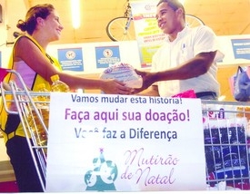 No carrinho das compras, a solidariedade...