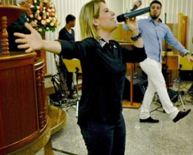 Cantora gospel é atração em congresso jovem evangélico