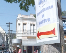 Prática de afixar cartazes em árvores ainda é comum nas ruas da cidade