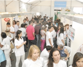 Evento da Semana Nacional de Ciência e Tecnologia recebe grande público na Praça Dermeval Barbosa Moreira