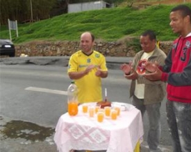 Protesto de moradores contra desnível  na RJ-116 tem até bolo de aniversário