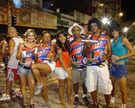 Bloco do Frizão mistura paixões nacionais e levanta a Avenida Alberto Braune