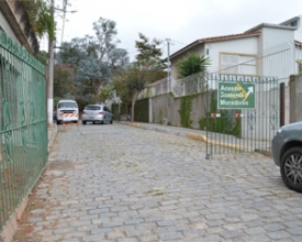 Moradores instalam portão em rua do centro da cidade