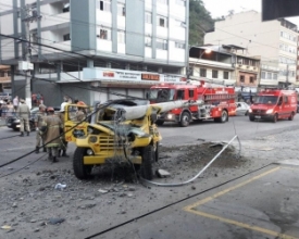 Poste cai sobre carro após batida na Avenida Euterpe: 4 feridos