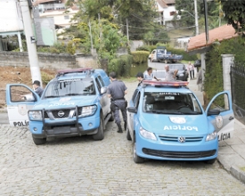 Carro roubado em Duque de Caxias é recuperado em casa no Cascatinha