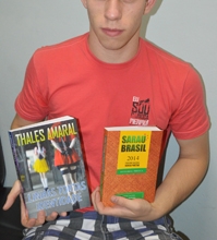 Jovem escritor tem poesia publicada em coletânea e prepara seu segundo livro