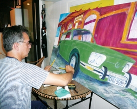 Artista confere a carros cores e formas especiais