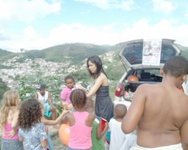 Projeto Florestar & Cia encerra ano doando presentes e conscientizando  a população de bairros carentesO projeto Florestar & Cia. esteve mais uma vez distribuindo presentes em áreas carentes do município. Na sétima edição da atividade do Natal Natureza, v