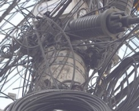 Câmara aprova lei que inibe emaranhado de fios nos postes de Friburgo