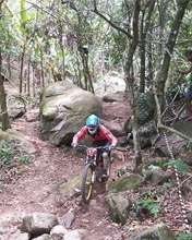 Baeta e Xandrim são esperanças de medalha no Estadual de Downhill