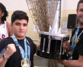 Pai e filho friburguenses campeões de kickboxing em campeonato no Paraná