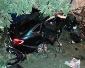 Carro colide em árvore e deixa motorista ferido