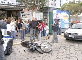 Acidente tumultua Avenida Alberto Braune