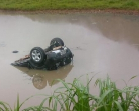 Sob chuva, carro cai em lago na RJ-116: 2 mulheres feridas