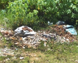 Entulhos tomam conta da estrada de acesso a pedra Chapéu da Bruxa 