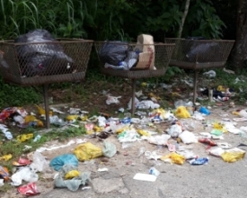 Moradores de Varginha querem caçambas de lixo maiores