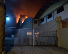 Incêndio atinge fábrica no Córrego Dantas