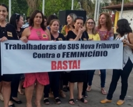 Ato contra feminicídio reuniu cerca de 300 mulheres na praça