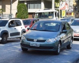 Justiça suspende cobrança de multa por farol desligado em rodovias