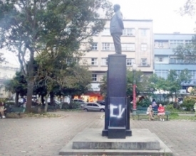 Estátua de Alberto Braune na Praça Getúlio Vargas é pichada
