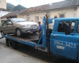 Carro rebocado na Rua Fernando Bizzoto