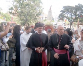 Multidão de católicos homenageia a imagem de Nossa Senhora de Fátima 