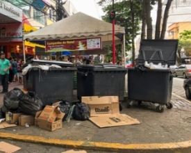 Quantidade de lixo nas ruas no fim de semana impressiona