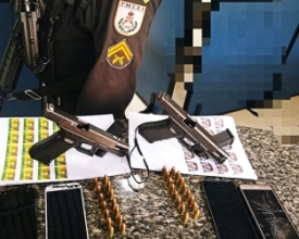 Pai e filho presos com pistolas, uma delas com kit rajada e numeração raspada