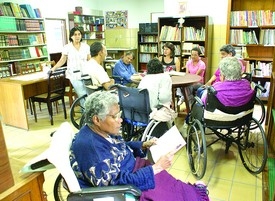 Casa dos Pobres quer ampliar biblioteca com a participação dos voluntários