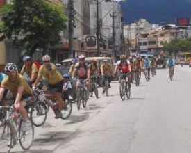 Bike Noel mais uma vez leva alegria a crianças carentes do município