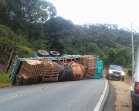 Caminhão tomba e bloqueia estrada em Duas Barras