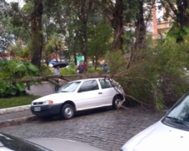 Chuva causa estragos na Praça Getúlio Vargas