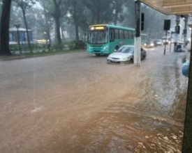 Temporal alaga ruas, causa transtornos e assusta friburguenses