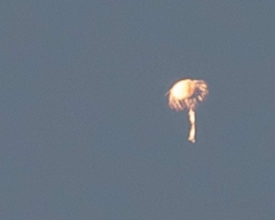 Balão é visto cruzando o céu na Ponte da Saudade