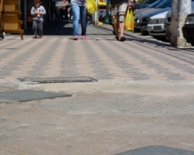 Sem padrão, sobra insegurança para pedestres nas calçadas de Friburgo