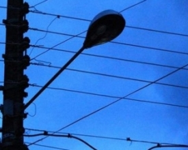 Cidade às escuras: postes continuam com lâmpadas queimadas