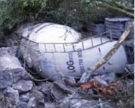 Carreta com cimento cai em ribanceira na serra da RJ-116