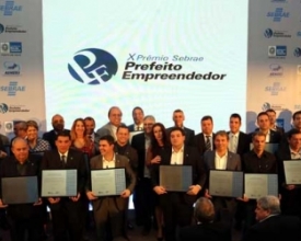 Renato Bravo recebe no Rio o prêmio Prefeito Empreendedor