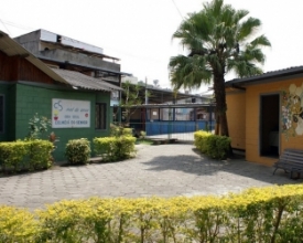 Sem salários, funcionários de creche cruzam os braços