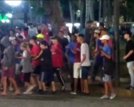 Briga envolvendo cerca de 30 jovens tumultua Praça Getúlio Vargas