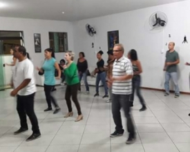 Escola oferece baile de dança de salão com música ao vivo
