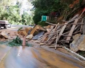 Após desabamento de pedras, trecho da RJ-116 sofre retenção