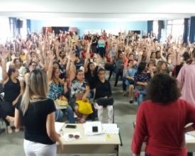 Profissionais do ensino municipal suspendem greve, mas podem voltar a parar