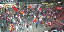 Protesto reúne 300 pessoas e congestiona o trânsito