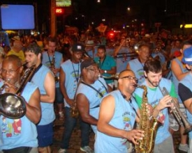 Banda Dos 9 aos 90 brilha nos ensaios de carnaval