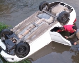 Carro cai no Bengalas após acidente e mulher é resgatada por populares